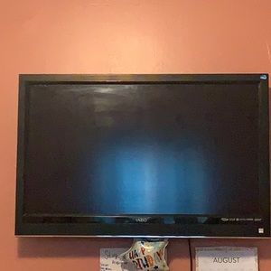 A Vizio TV it’s in good condition